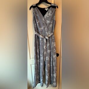 Jumpsuit sleeveless Wide leg with slits! So flattering!
Black and  floral